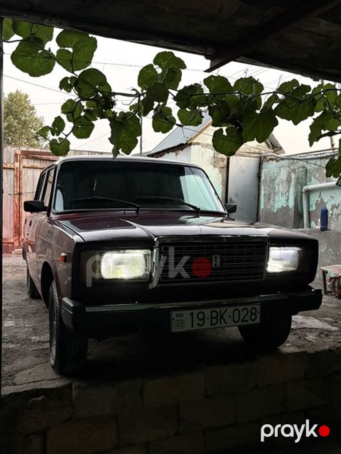 VAZ 2107 sedan - Kuzov: 4 qapılı sedan, tünd qırmızı/bordo rəng — Horadiz