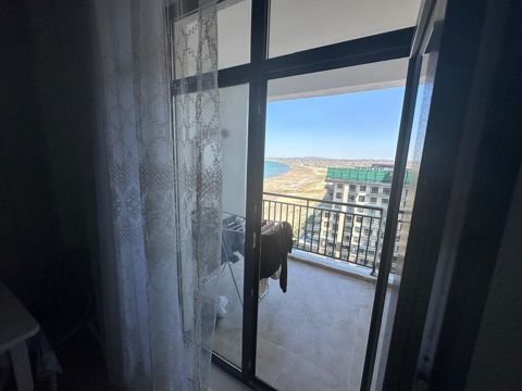 Dəniz mənzərəli, geniş balkonlu 2 otaqlı mənzil. Panoram pəncərələrdən — Saray
