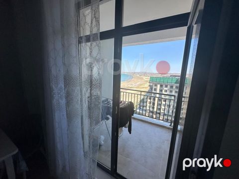 Dəniz mənzərəli, geniş balkonlu 2 otaqlı mənzil. Panoram pəncərələrdən