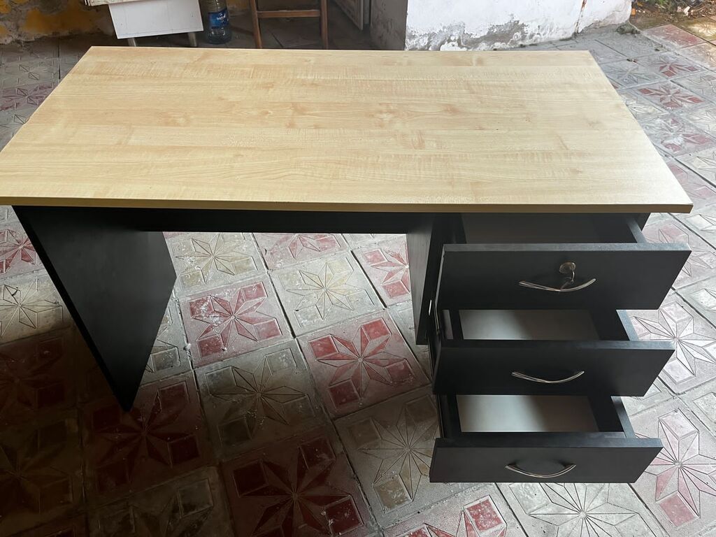 İşlənmiş, İşçi üçün, Dördbucaq masa — Ofis mebeli, Xırdalan (2)