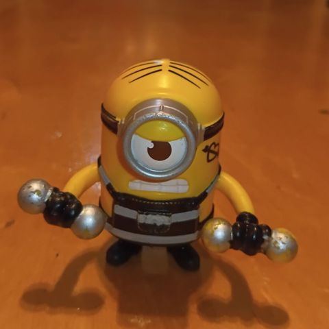 Minion fiquru – birgözlü xarakter dizaynı, sarı gövdə və metalik tək — Digah