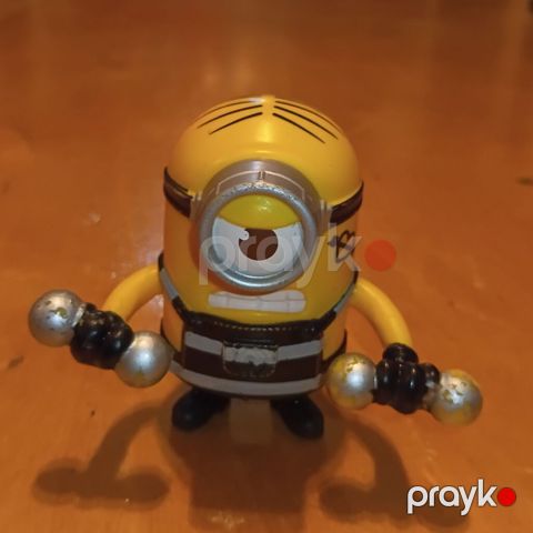 Minion fiquru – birgözlü xarakter dizaynı, sarı gövdə və metalik tək