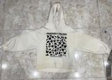 Uşaq üçün kapüşonlu sweatshirt. - Rəng: krem/ivori. - Ön hissədə — Mi trio
