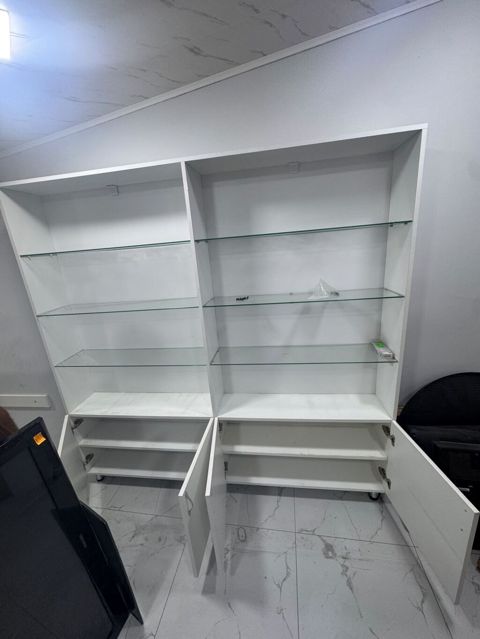 Ağ rəngli mebel dəsti – vitrin şkafları və L formalı iş/administrator — Mehdiabad