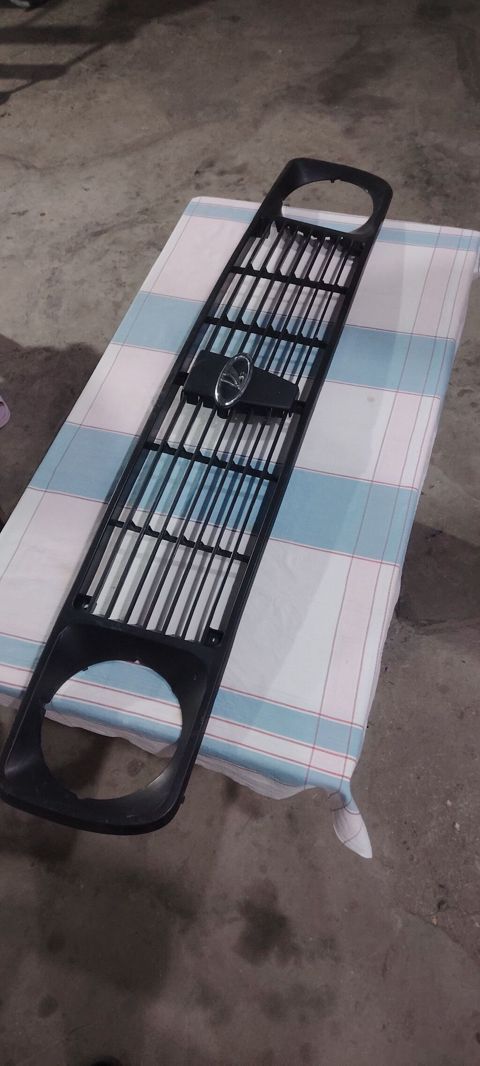 VAZ/Lada Niva üçün ön radiator barmaqlığı (reşotka). Qara rəngli — Sanqaçal