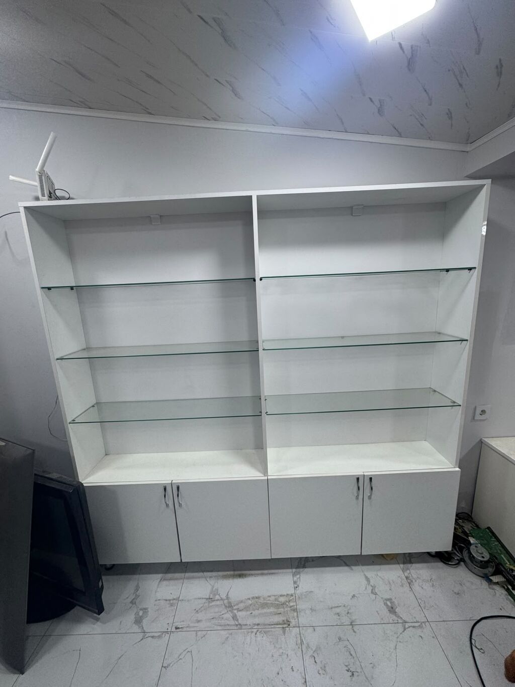 Ağ rəngli mebel dəsti – vitrin şkafları və L formalı iş/administrator — Ofis mebeli, Mehdiabad (2)