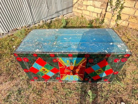 Taxta sandıq – əl işi, rəngli naxışlı qedimi sandiq unvan bineqedi — Digah