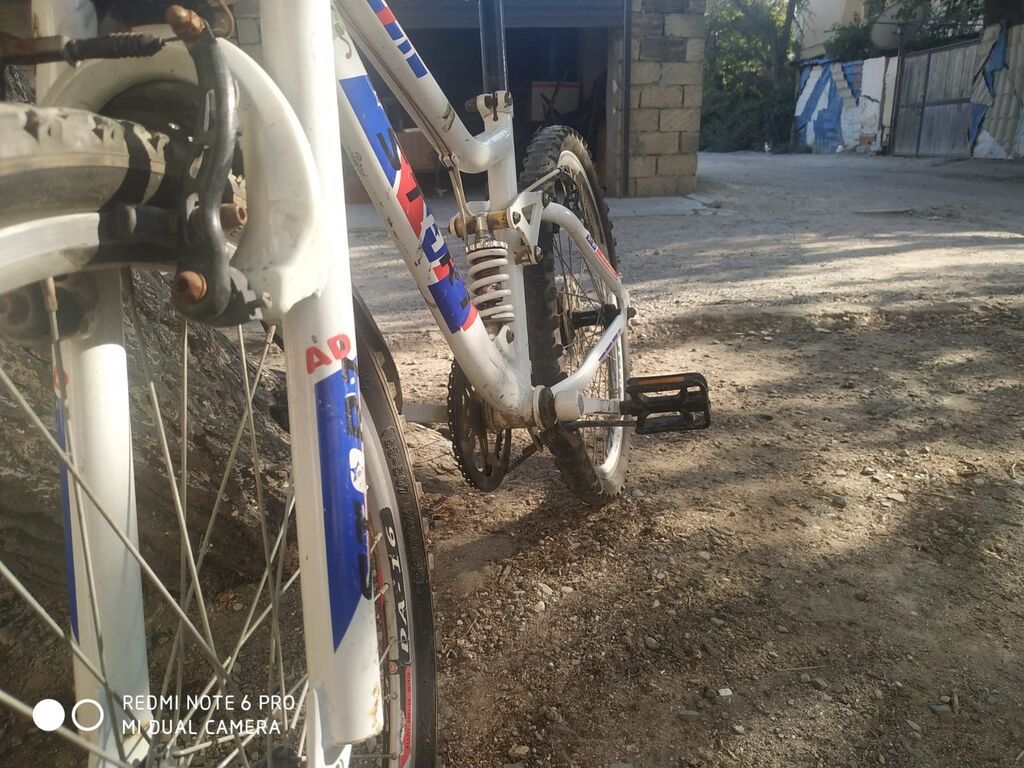 Uşaq/yeniyetmə üçün dağ velosipedi - Rəng: ağ, üzərində qırmızı-göy — Dağ velosipedləri, Sumqayıt (2)