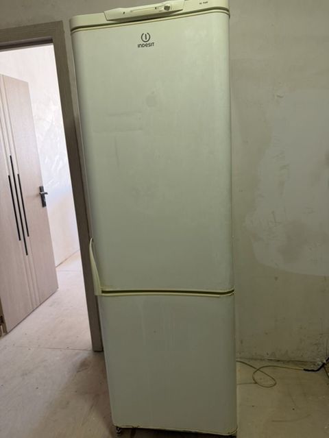 Indesit iki qapılı soyuducu - Brend/model: Indesit (üst kamera — Saray