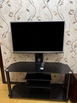 LED televizor və şüşə TV stendi dəsti - Ekran: 102, nazik çərçivəli — Mebel