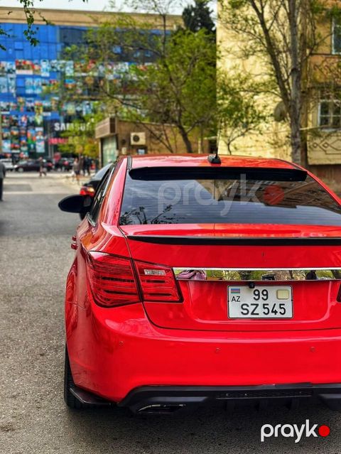 Chevrolet Cruze sedan – parlaq qırmızı rəngdə, tam bədən kiti və idman