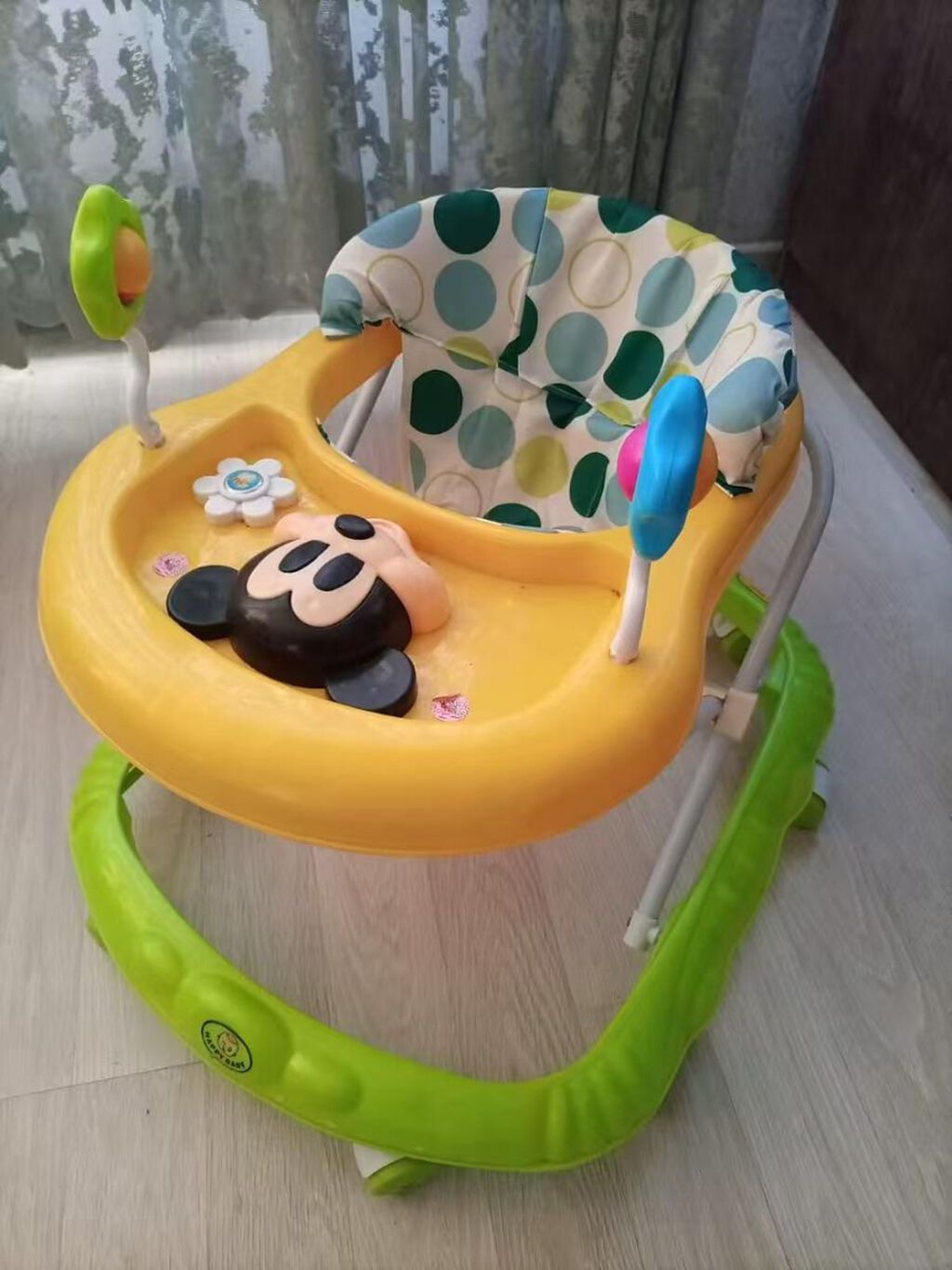 Uşaq Yüyürcəyi (Baby Walker) - Rənglər: sarı stol, yaşıl baza — Mallar, Sumqayıt (2)