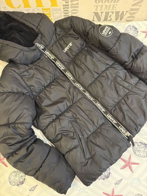 Levi’s qara rəngli qışlıq puffer gödəkçə - Model: kapüşonlu, ön — Bakı
