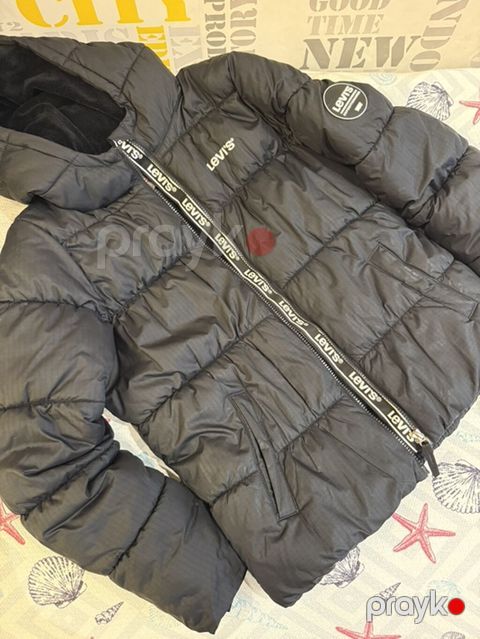 Levi’s qara rəngli qışlıq puffer gödəkçə - Model: kapüşonlu, ön — Bakı