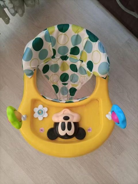 Uşaq Yüyürcəyi (Baby Walker) - Rənglər: sarı stol, yaşıl baza — Sumqayıt