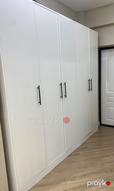 Endirim dolab 500azn satılır. Ölçü 2,3×2,3. Bir neçə ay işlənib