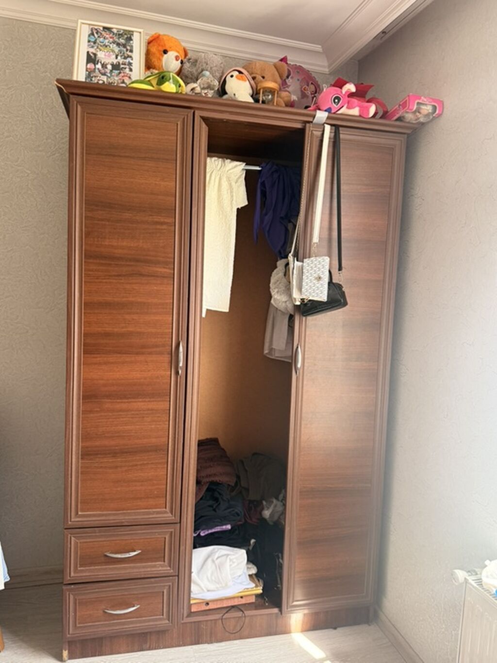 Geniş funksionallığa malik 3 qapılı paltar şkafı - Material: ağac — Mebel, Digah