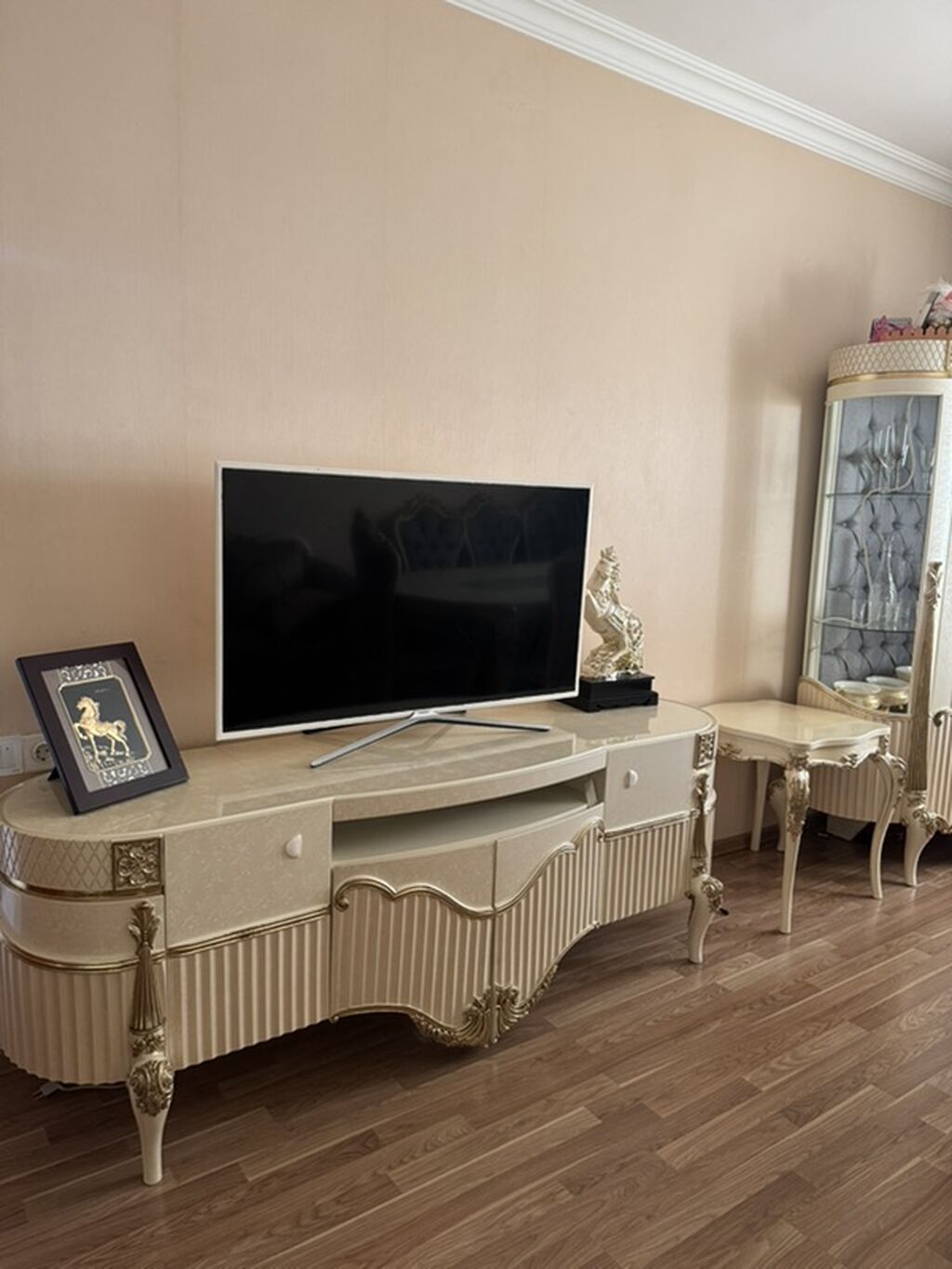 Klassik üslubda qonaq otağı dəsti - Yumşaq, düyməli başlıqlı, qızılı — Mebel, Masazır (5)