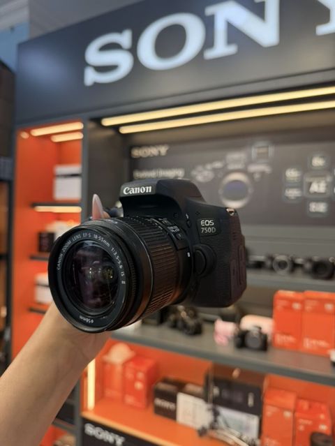 Canon EOS 750D Dslr fotoaparat + Canon Zoom Lens EF-S 18-55mm — Bakı