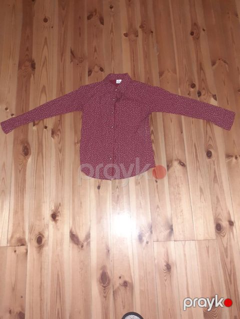 Uşaq köynəyi – uzunqol, düyməli, yaxalıqlı model. - Rəng: tünd bordo