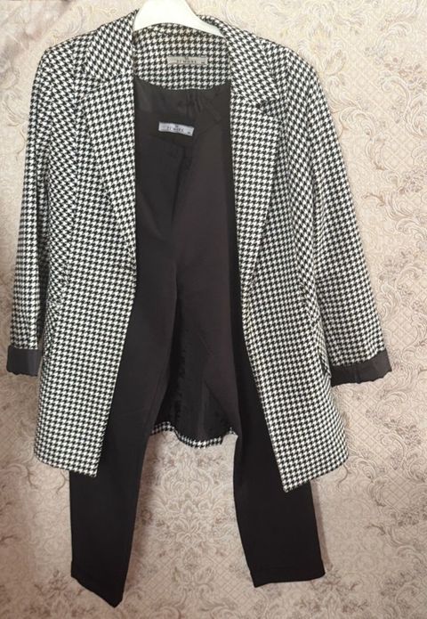 Qadın kostyumu – pencək və şalvar dəsti - Üst: Qara‑ağ “houndstooth” — Bakı