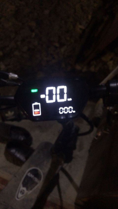 Elektrik skuter - LED displeyli idarə paneli: sürət, batareya — Sumqayıt