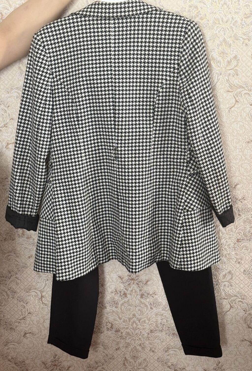 Qadın kostyumu – pencək və şalvar dəsti - Üst: Qara‑ağ “houndstooth” — Şəxsi əşyalar, Bakı (3)