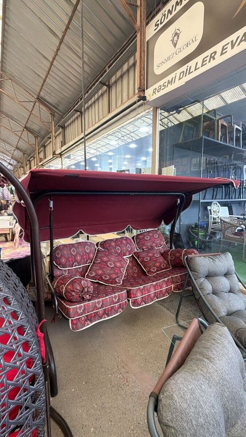 Yelləncək divan — Bakı