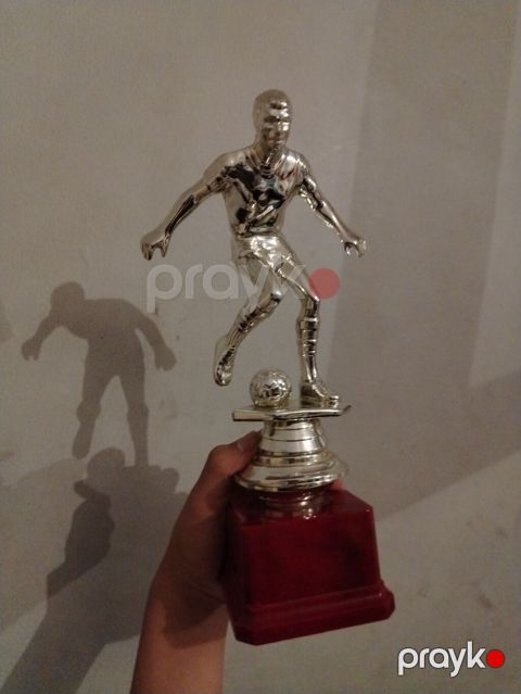 Futbol mövzulu kubok/abidə fiquru - Material: metalik rəngli plastik — Bakı