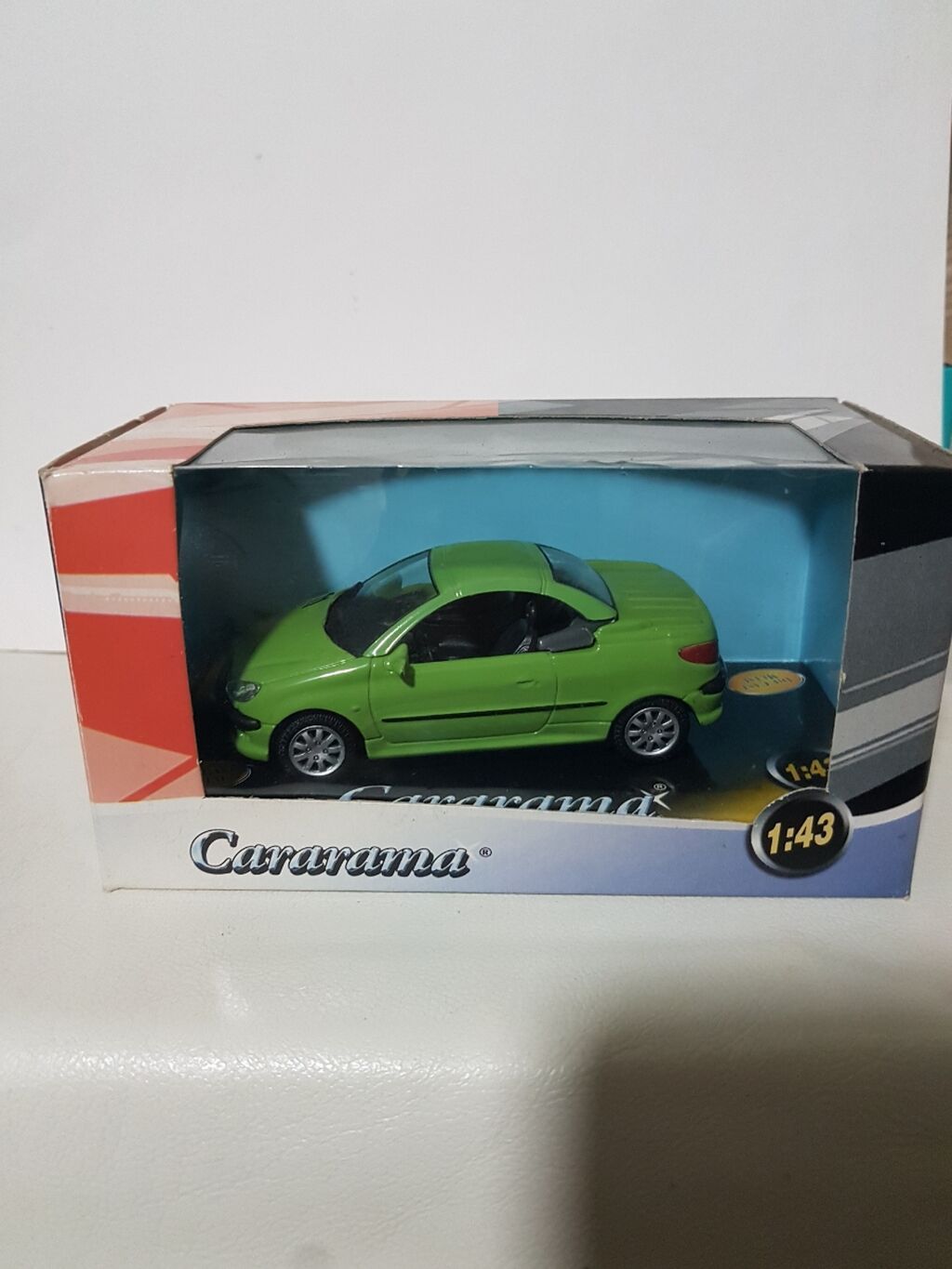 Kolleksiya üçün 1:43 miqyaslı die-cast model avtomobillər. Şəkillərdə — Mallar, Bakı (5)