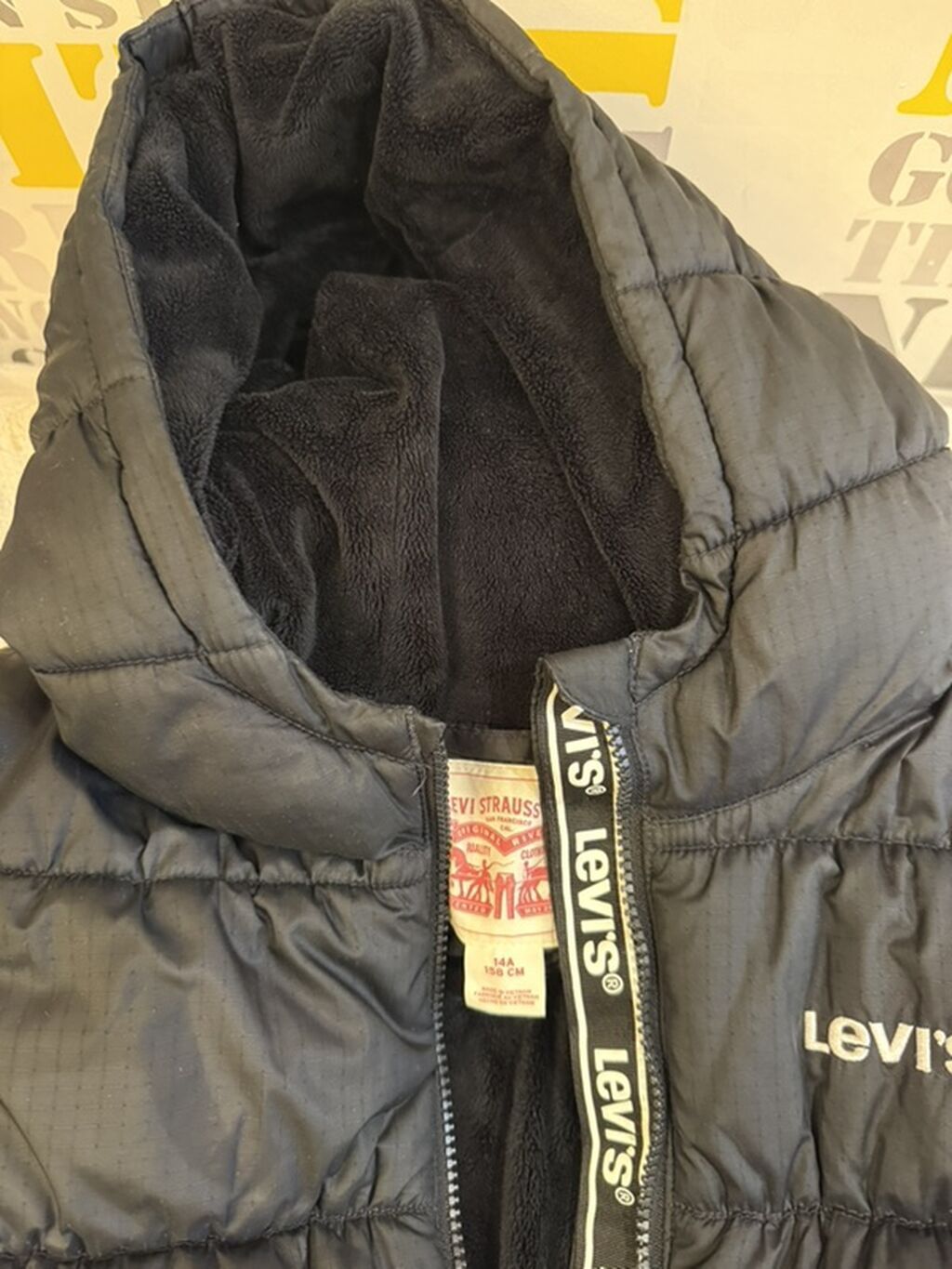 Levi’s qara rəngli qışlıq puffer gödəkçə - Model: kapüşonlu, ön — Kurtkalar, Bakı (5)