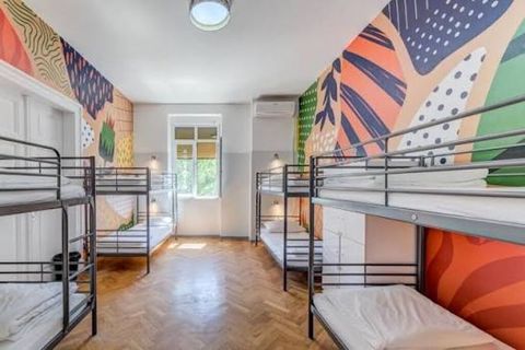 Hostel - yataqxana - Geniş, işıqlı zal: hündür tavan, iri pəncərələr — Bakı