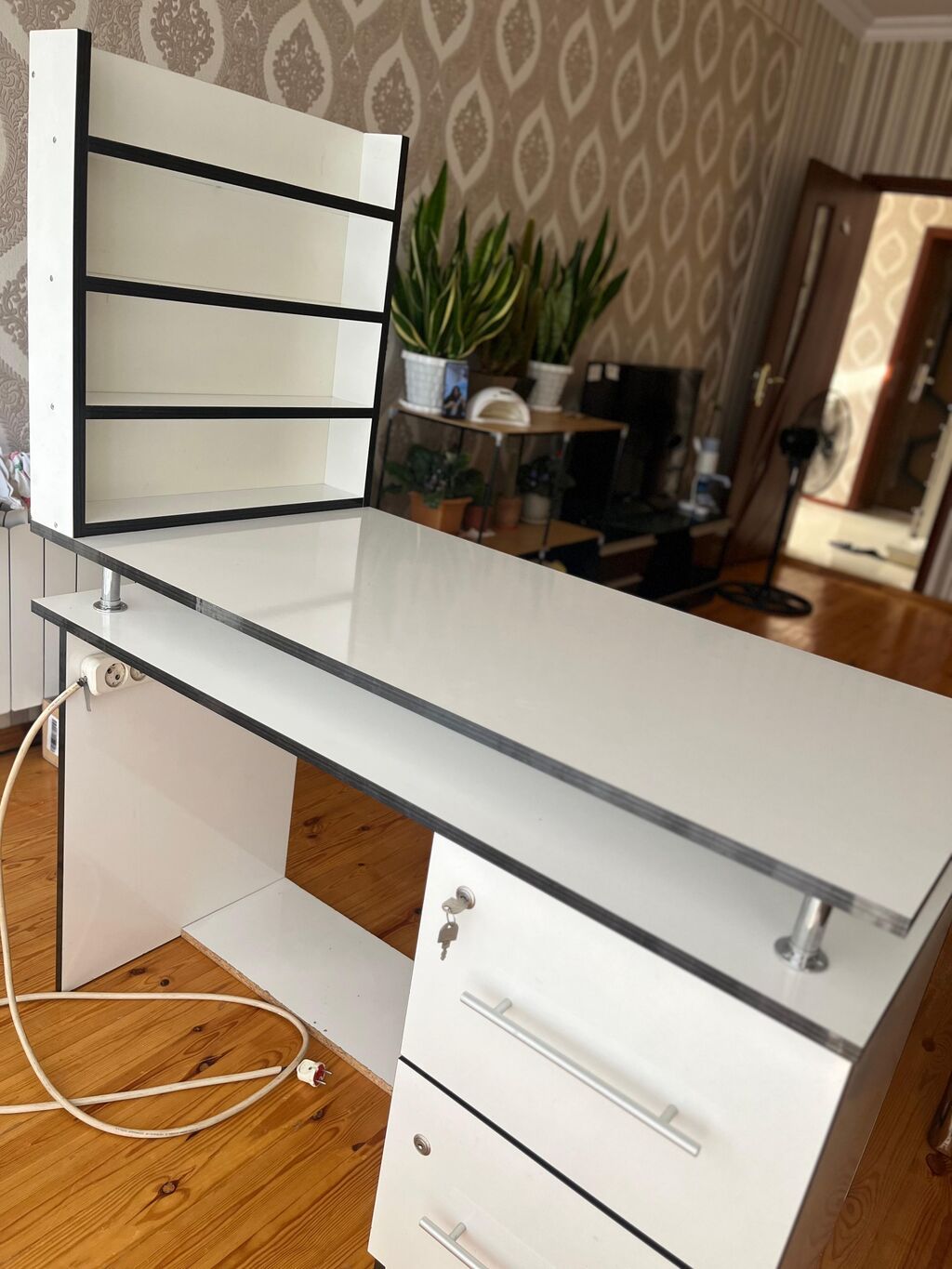 Ağ rəngdə dirnaq masasi - Material: MDF/laminat, ağ səth, qara kontur — Mebel, Masazır (3)