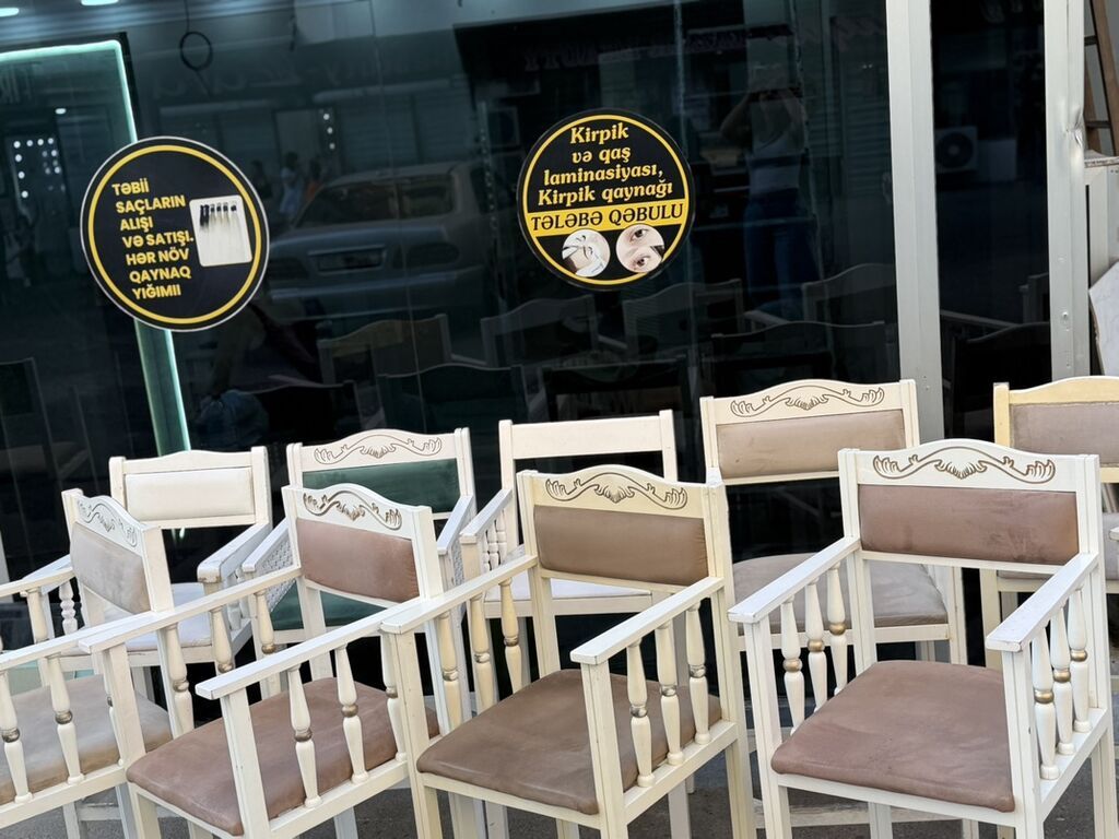 Ağ rəngli, taxta karkaslı yüksək oturacaqlar dəsti. - Dizayn: Klassik — Stullar, Digah (2)