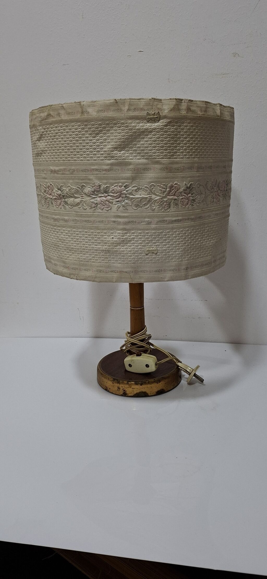 Məhsul: Klassik üslubda masa lampası Xüsusiyyətlər: - Material: Ağac — İşıqlandırma, Bakı