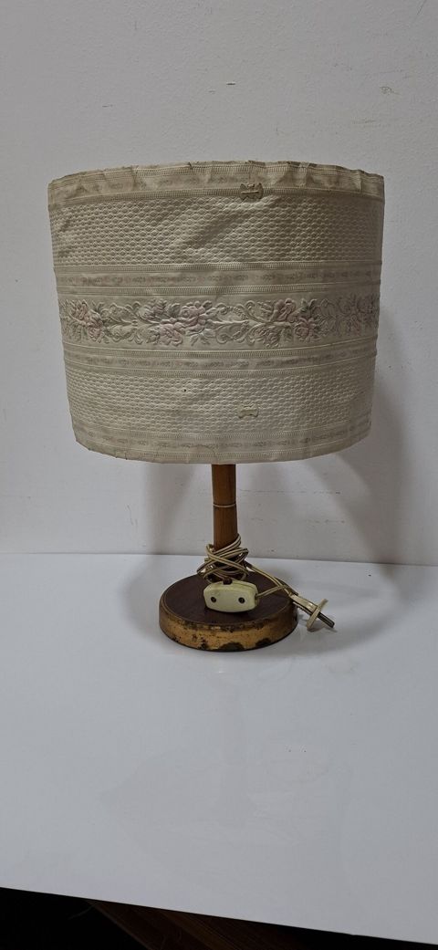 Məhsul: Klassik üslubda masa lampası Xüsusiyyətlər: - Material: Ağac — Bakı
