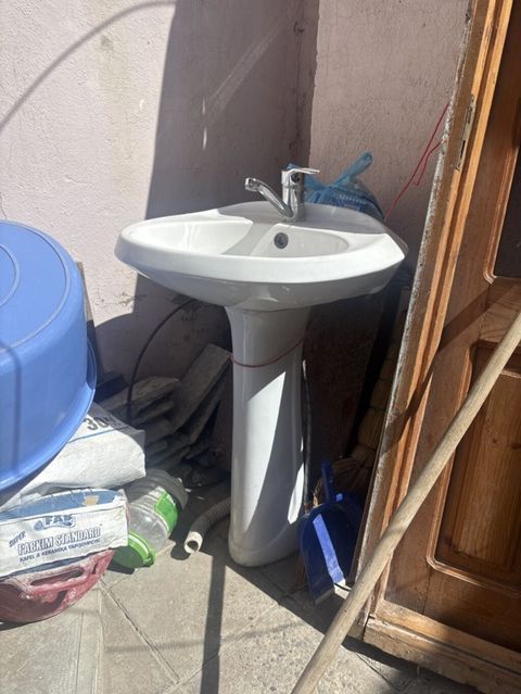 Piyedestallı çanaq tipli hamam əlüzyuyanı Krant üzərində verilir — Mehdiabad