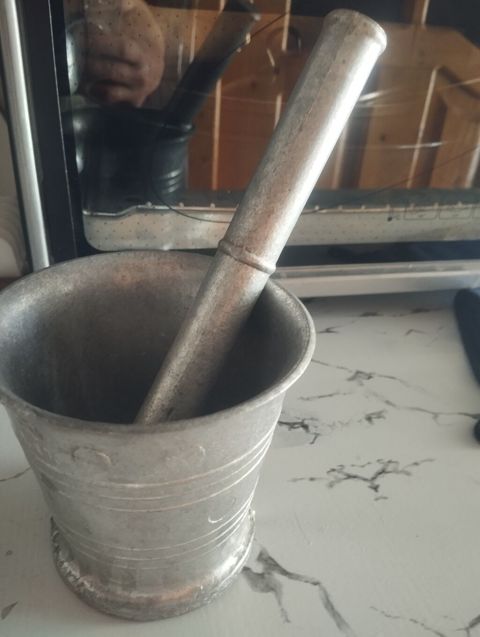Sarımsaq döyən qədimidi - Material: bərk metal (ağ/boz ərinti), ağır