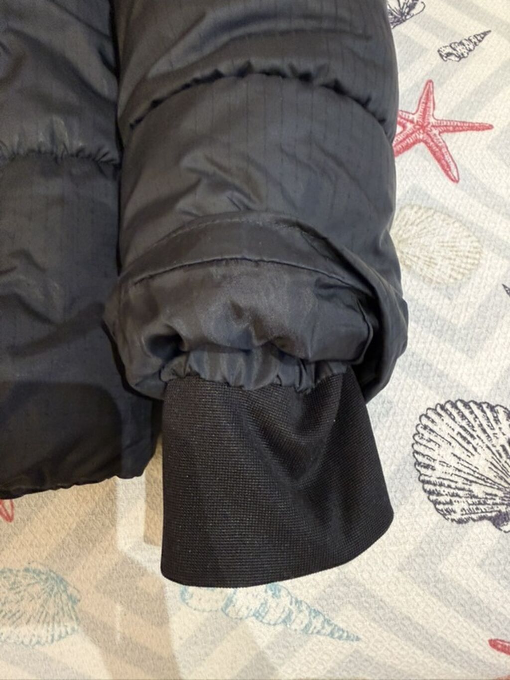 Levi’s qara rəngli qışlıq puffer gödəkçə - Model: kapüşonlu, ön — Kurtkalar, Bakı (4)