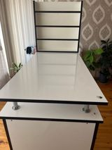 Ağ rəngdə dirnaq masasi - Material: MDF/laminat, ağ səth, qara kontur — Furniture