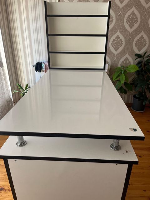 Ağ rəngdə dirnaq masasi - Material: MDF/laminat, ağ səth, qara kontur — Masazır