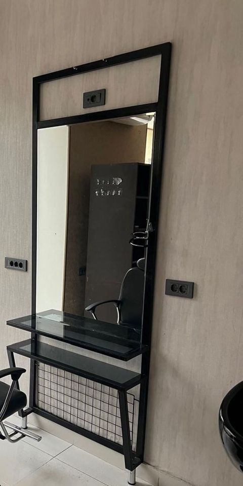 Salon üçün güzgülü iş stendi - Müasir dizaynlı, metal karkaslı salon — Xırdalan