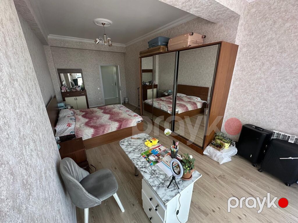 Dəniz mənzərəli, geniş balkonlu 2 otaqlı mənzil. Panoram pəncərələrdən — Daşınmaz əmlak, Saray (3)