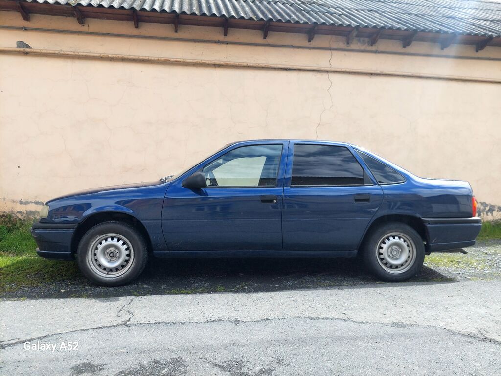 Opel Vectra A sedan - Kuzov: 4 qapılı sedan, tünd mavi rəng — Avto, Zaqatala (4)