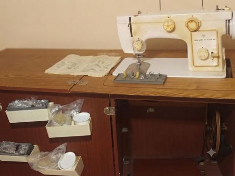 Çayka 143M tikiş maşını stol ilə birlikdə - Mexaniki tikiş maşını — Xaçmaz
