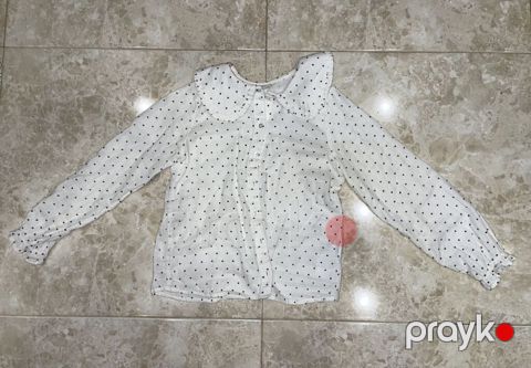 Qız uşağı üçün ağ rəngli, xırda qara xallı bluz. Uzunqolludur, qolları