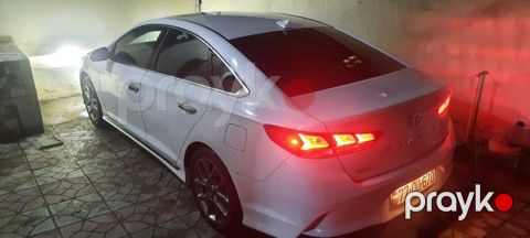 Hyundai Sonata – ağ rəngli, sedan kuzovlu. Şık və aerodinamik dizayn