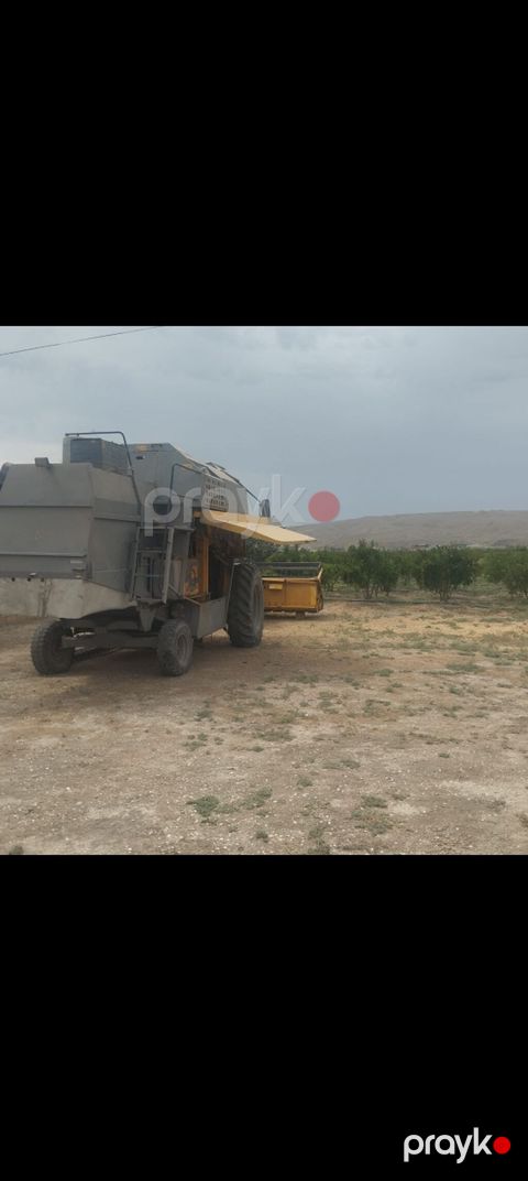 Taxıl biçin kombaynı - Özünəqapanan kombayn, tarlada manevr üçün — Hacıqabul