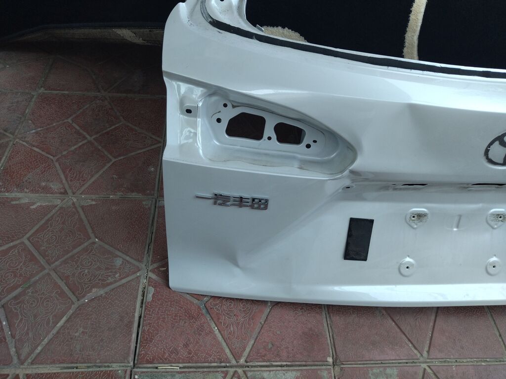 Toyota corollo cross üçün arxa baqaj qapağı (sedan kuzov). - Rəng: ağ — Ehtiyat hissələri, Masazır (2)