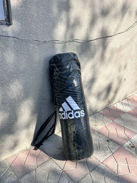 Adidas brendinin asqılı boks kisəsi İki qulpu cırlıb tikdirmek lazmdı — Digah